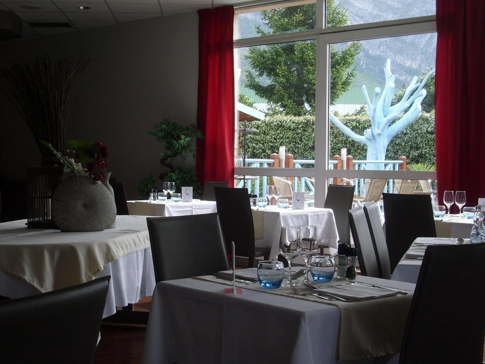 Hotel Le Neron - Logis Fontanil-Cornillon Eksteriør bilde